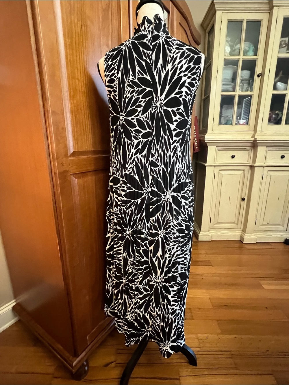 Sleeveless Black & White Floral Maxi Dress - Picture 5 of 7